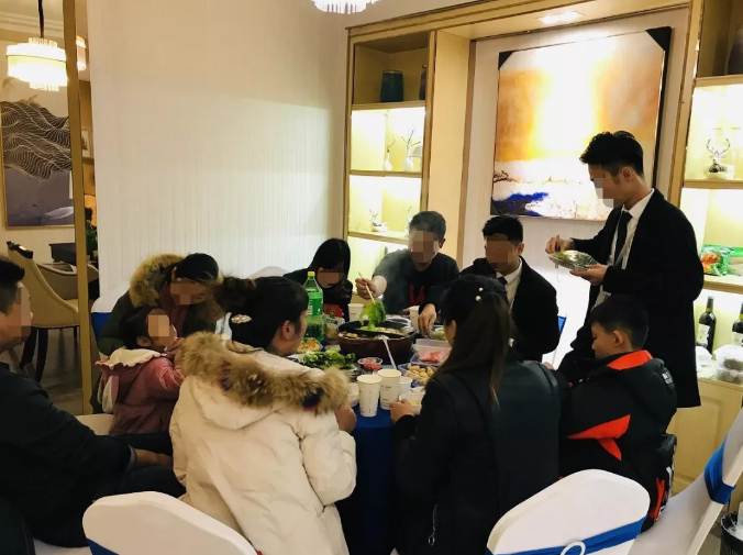 暖冬火鍋宴熱辣開席，老友變新鄰，理想開涮！